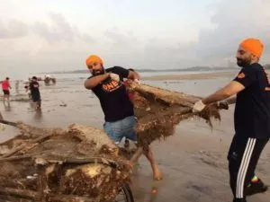 Learning from Sikhism, Randeep Hooda wears turban and cleans Juhu Beach
