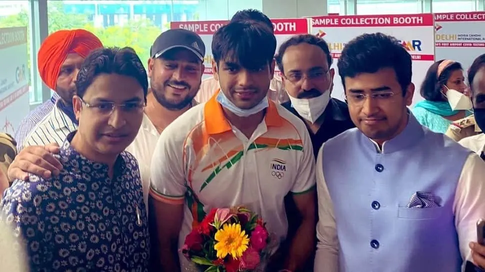 Tokyo Olympics gold medallist Neeraj Chopra returns India, gets grand welcome at airport - WATCH | Other Sports News | Zee News