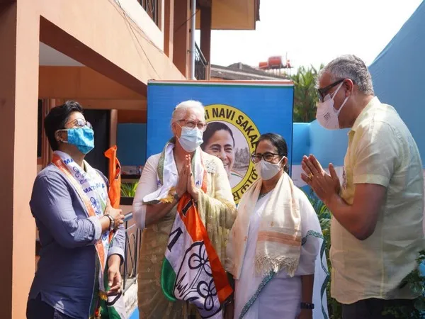 Nafisa Ali, Mrinalini Deshprabhu join TMC in Goa in presence of Mamata Banerjee