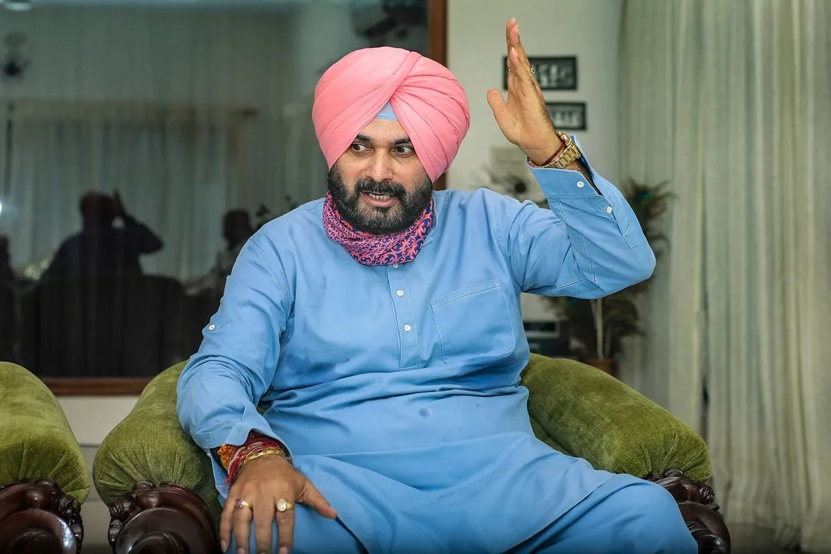 Navjot Singh Sidhu 'Cozying up' to AAP? Cong Leader's Tweets Sends Party Leadership in Tizzy