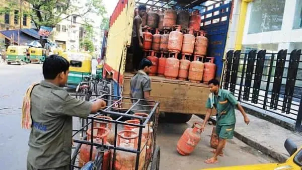 Subsidised as well as non-subsidised LPG now costs  ₹899.50 per 14.2-kg cylinder in Delhi