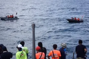 17 dead as tourist boat sinks in US lake