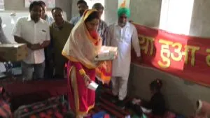 Harsimrat Kaur Badal distributes chocolates at apu society