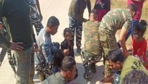 A car full of school girls overturned on the road CRPF soldiers gave first aid in Chhattisgarh