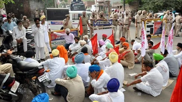 Farmers block highways in Haryana after police in Karnal lathi-charge protesters; 10 injured