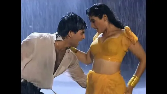 Raveena Tandon and Akshay Kumar in film Mohra
