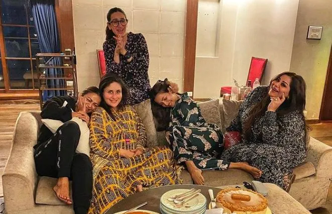 kareena kapoor chill with friends