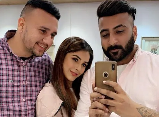 inside pic of shehnaaz with brothers