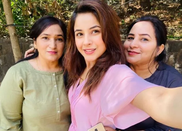 image of shehnaaz gill with mother and massi