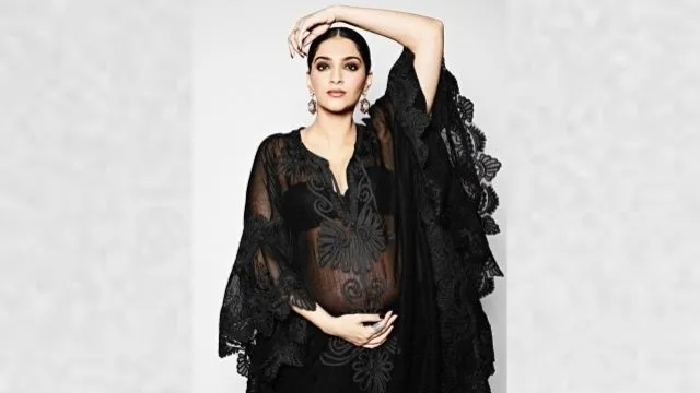 Sonam Kapoor flaunts her baby bump as she lives 'Kaftan' life <See Photos> (1)