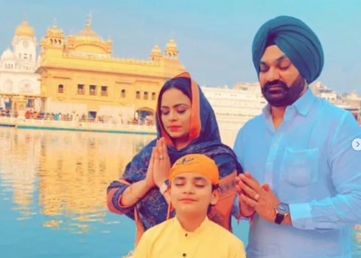 inside image of gurlej akhtar and kulwinder kally at golden temple