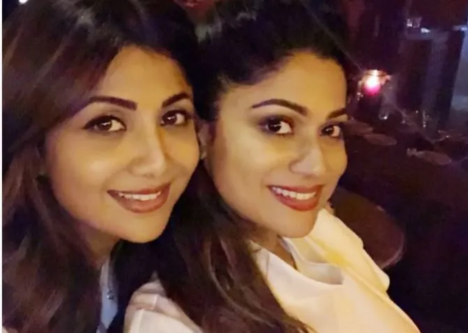 inside image of shilpa shetty with sister shamita shetty