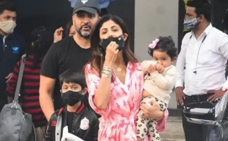 inside pic of shilpa shetty with family