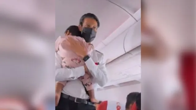 Flight attendant clams down baby on airplane <Watch Video>