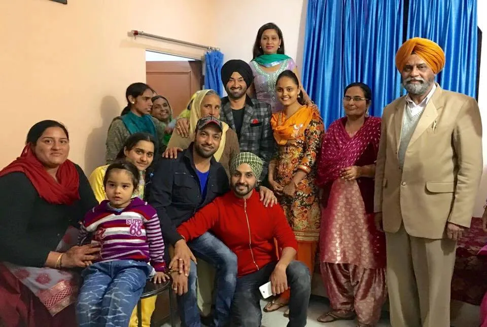 harjit harman with family à¤à¥ à¤²à¤¿à¤ à¤à¤®à¥à¤ à¤ªà¤°à¤¿à¤£à¤¾à¤®