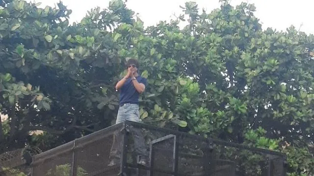 Shah Rukh Khan is back! 'King of Romance' does signature pose at Mannat to delight fans on Eid 2022