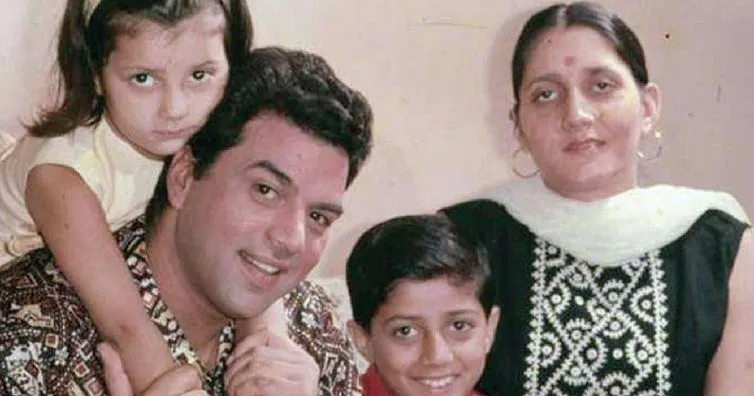 Parkash-Kaur-with-Dharmendra-and-children-min