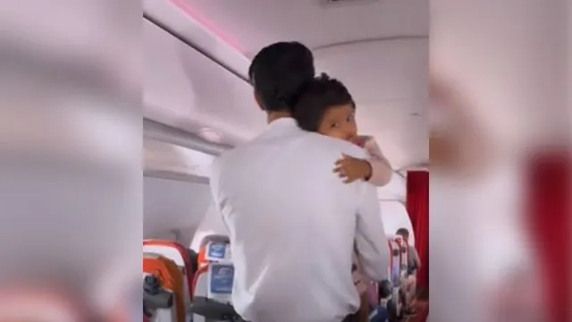 Flight attendant clams down baby on airplane <Watch Video>