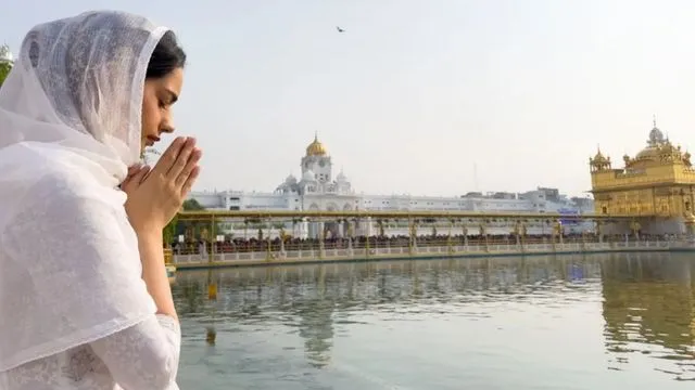 Manushi Chhillar pays obeisance at Golden Temple in Amritsar <See Pictures>