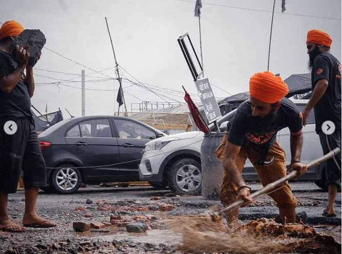 inside image of khalsa aid volinters doing great job