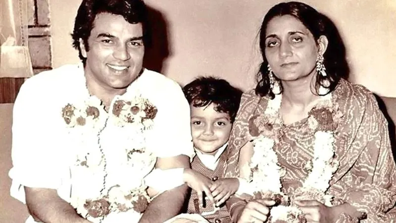 bobby-deol-with-parents-jpg