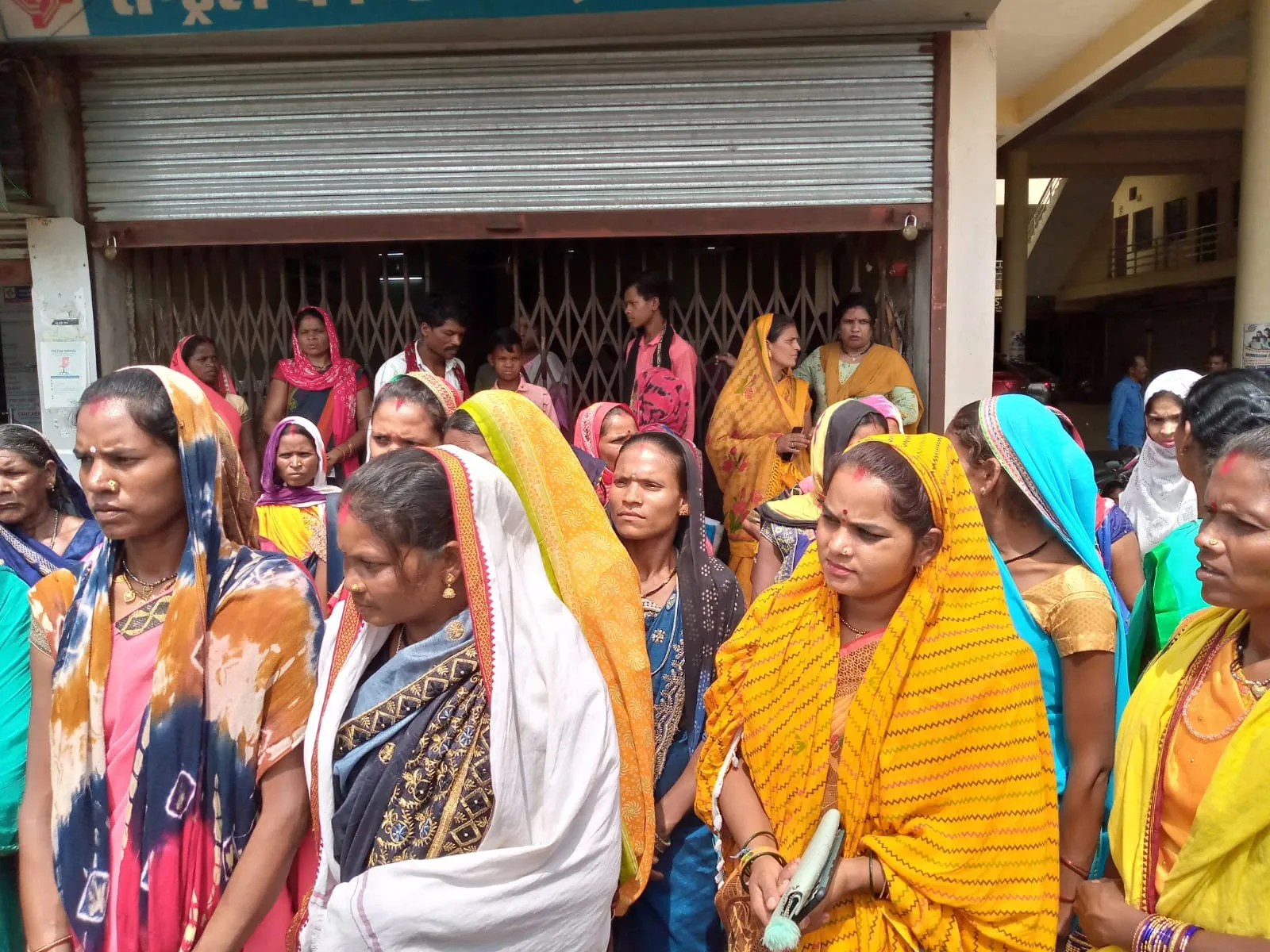 Seoni SHG women struggles to get CCL amount