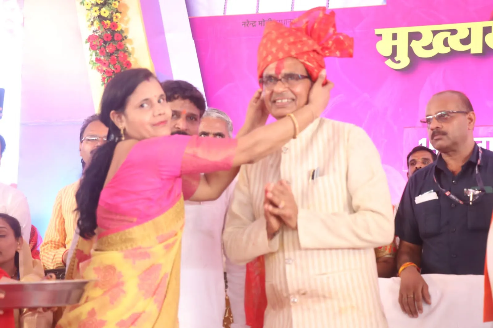 Shivraj singh welcome by shg woman