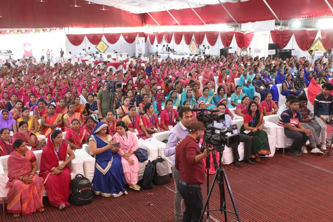 CM Shivraj Singh Chauhan met SHG women at his house