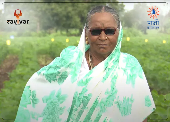 woman farmer learnt smartphone during Paani Foundation farmer cup