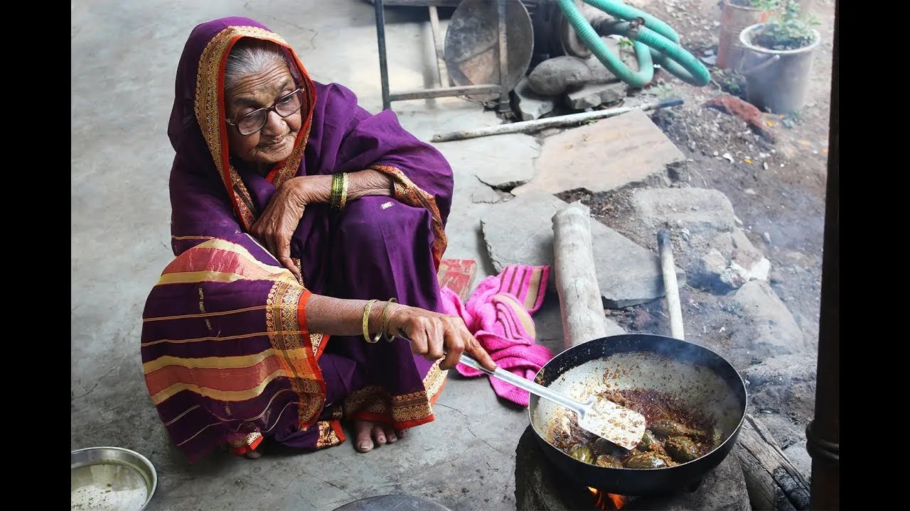 Mumbai women cooking