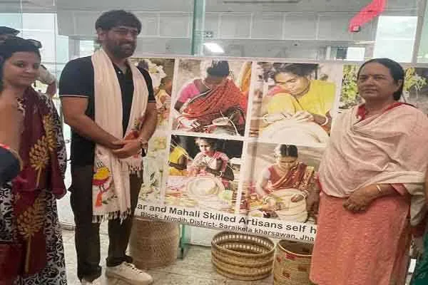 Dhoni and Sakshi visited tribal SHG handicraft stalls 