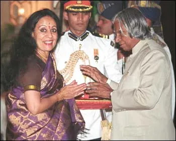 Sonal Mansingh receiving Padma Vibhushan from President APJ Abdul Kalam