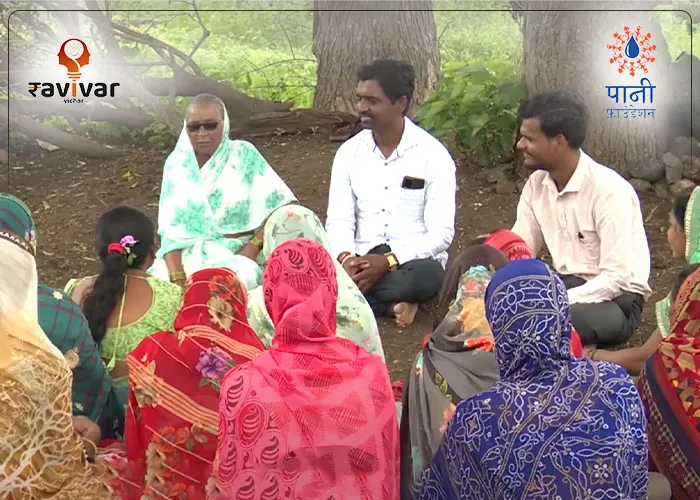 woman farmer learnt smartphone during Paani Foundation farmer cup