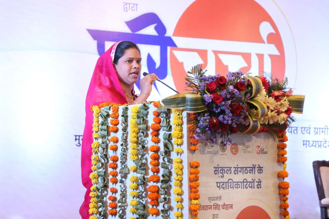 CM Shivraj Singh Chauhan met SHG women at his house