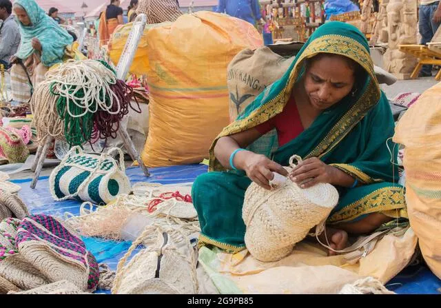 KOLKATA, WEST BENGAL , INDIA - NOVEMBER 23RD 2014 : Unidentified Indian  woman making handmade jute bags, handicrafts on during Handicraft Fair in  Kolk Stock Photo - Alamy