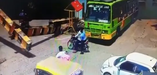 Iron-Pillar-Collapses-In-Middle-Of-Busy-Karnataka-Road