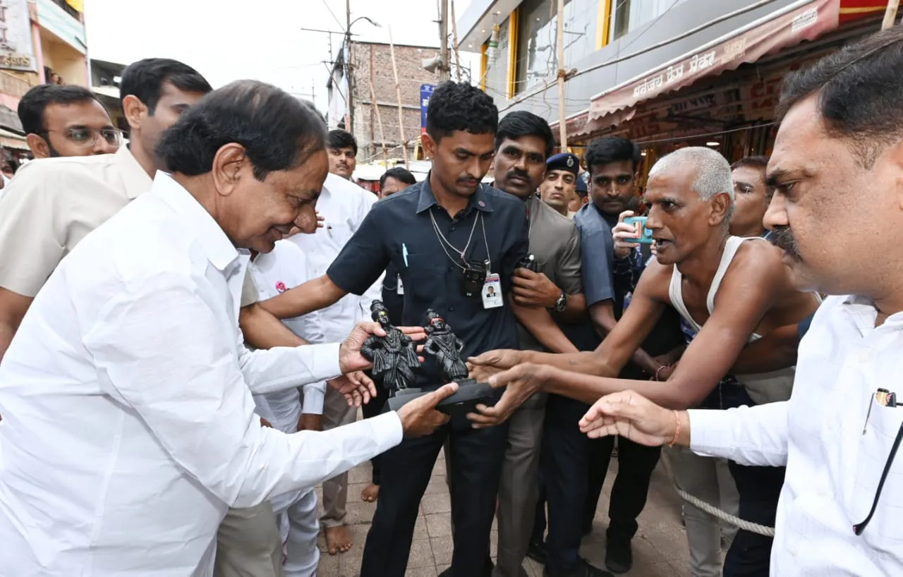 telangana-news-devotee-who-presented-shrivittal-rukmani-statue-to-cm-kcr