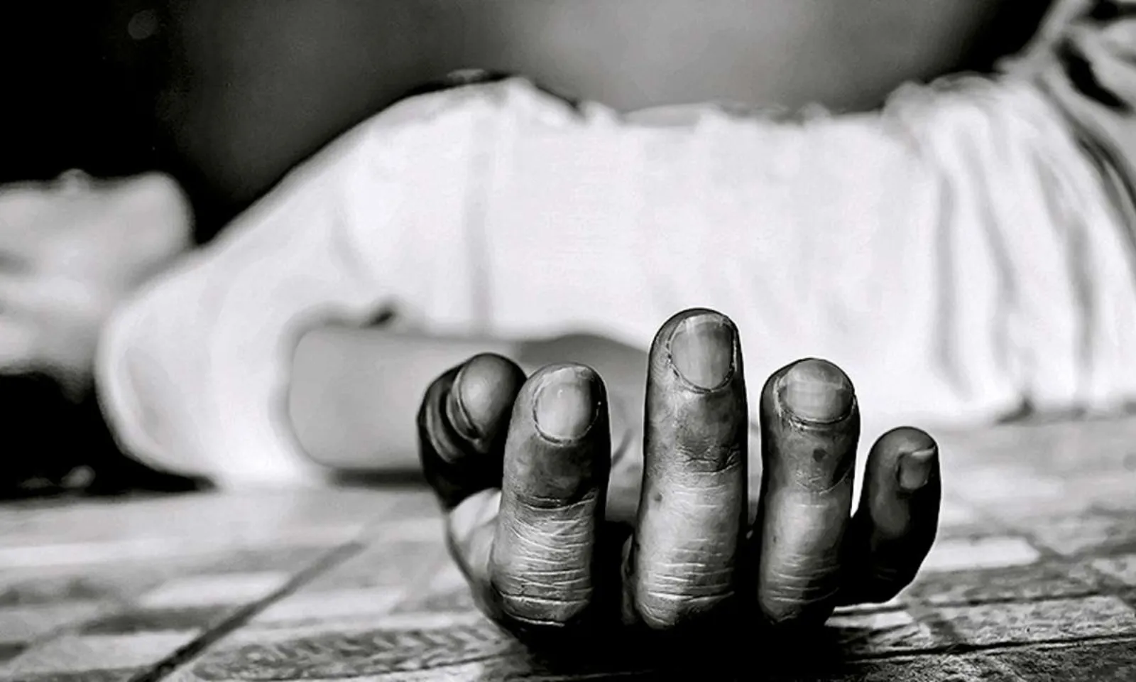 Woman suicide after throws children from building in hyderabad bansilalpet