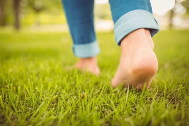 benefits of walking barefoot on grass