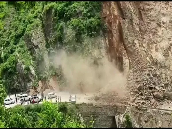 national-viral-news-lands-lide-on-highway-leading-to-badrinath-tourists-stranded1