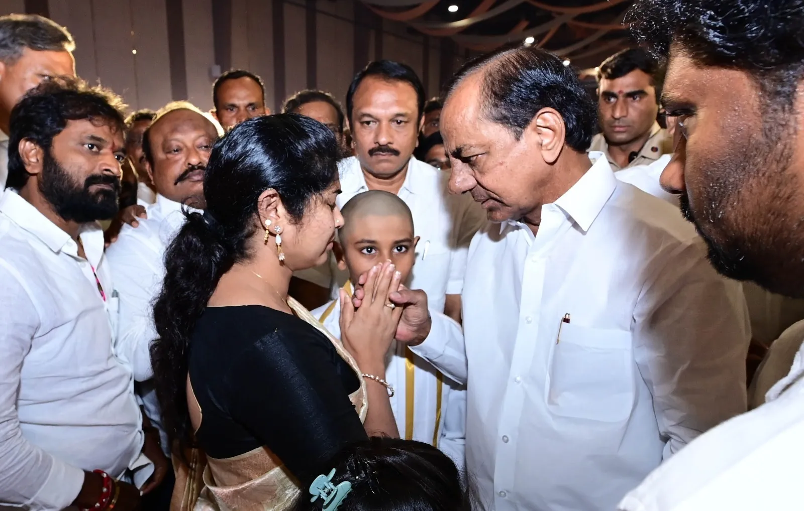 CM KCR paid tribute to Saichand portrait of Hyderabad