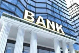 How many days are banks open in the month of August?