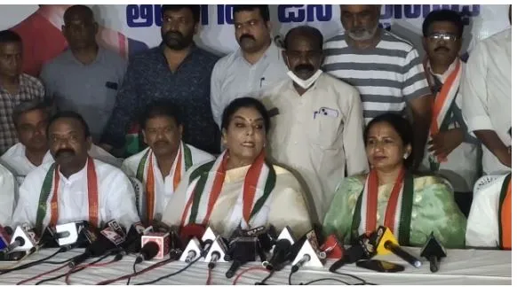 Khammam Dont listen to KCR KTR words Renuka Chaudhary