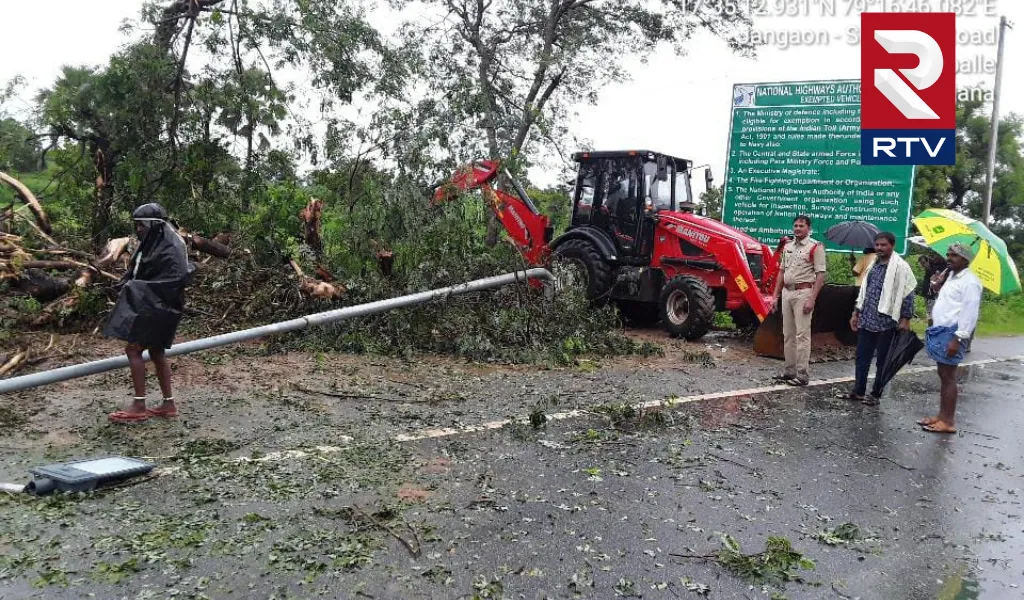 jangaon-district-palakurthy-constituency-rain-falled-rivers-police-risk-save-boys-life