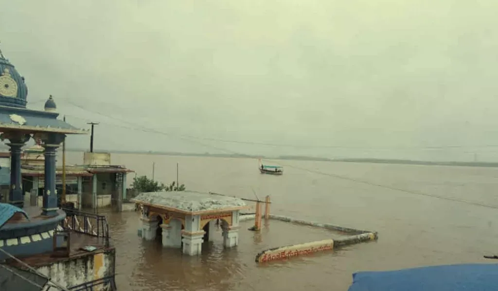 Heavy rains in Telangana..Tension in the district..Tension