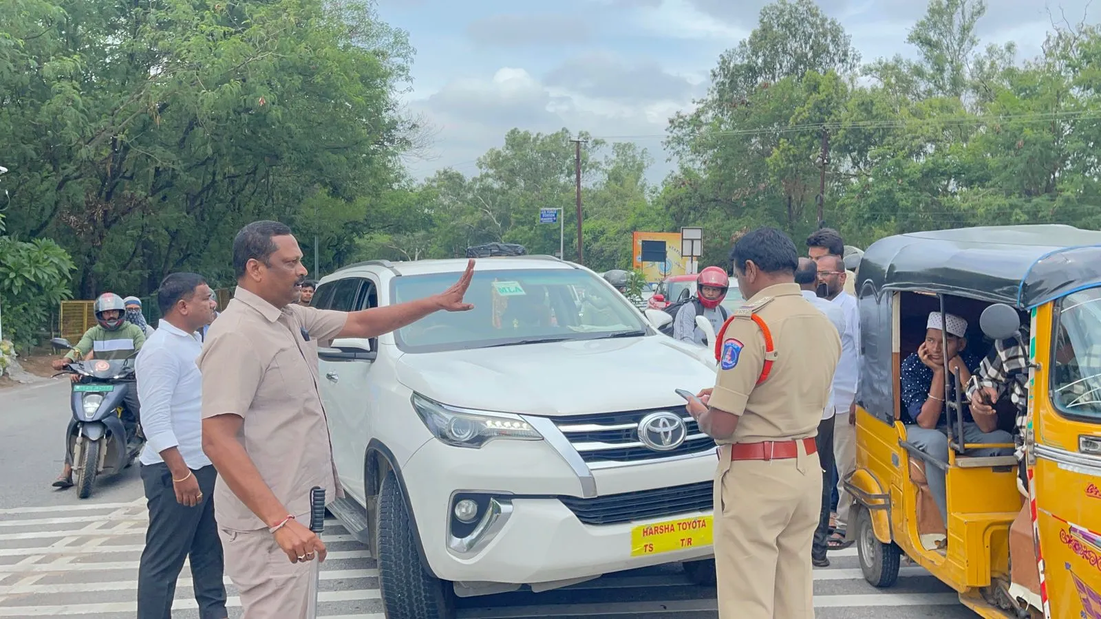 breaking-news-dubbaka-mla-raghunandan-visit-gajwel-facing-issues-police-arrest3