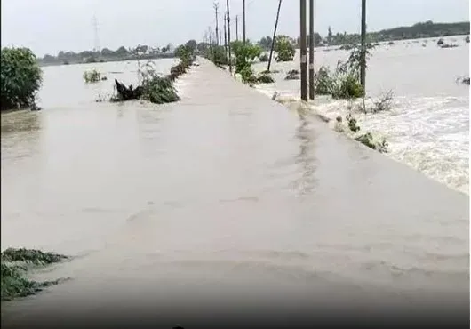 munneru bridge is blocked due to heavy rain water flowing