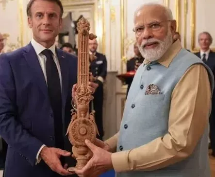 national-pm-narendra-modi-gifted-pochampally-ikat-to-frances-first-lady-brigitte-macron