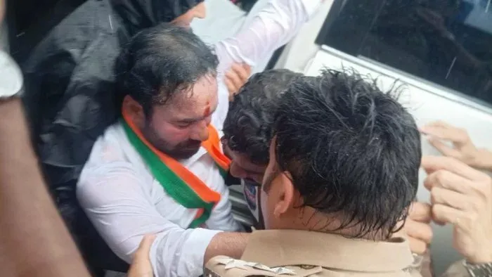 national-politics-union-minister-kishan-reddy-prevented-by-police-from-visiting-telangana-housing-project-site