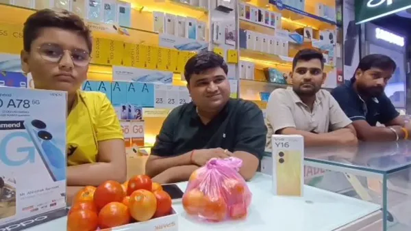 news-india-a-mobile-shop-in-madhya-pradesh-is-giving-two-kilos-of-tomatoes-as-a-gift-if-they-buy-a-smart-phone-viral-news